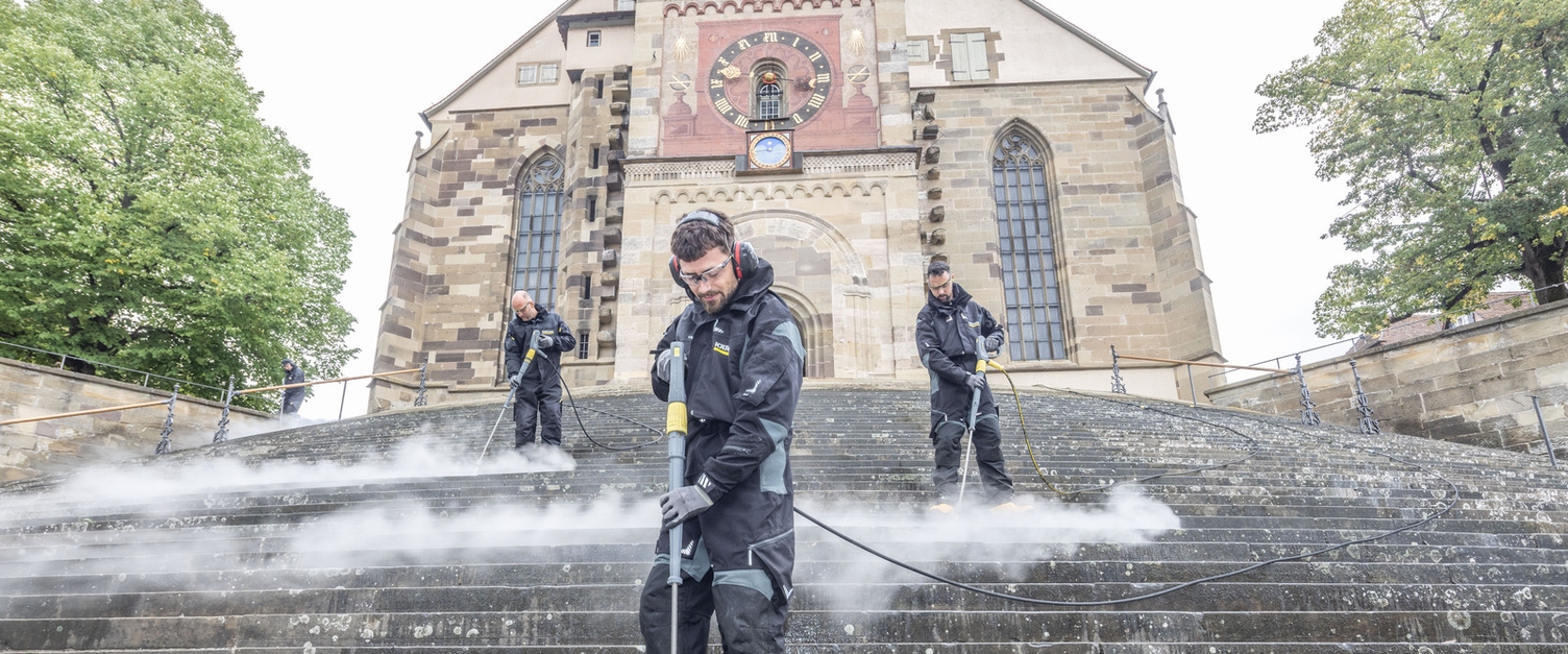 Freitreppe in Schwäbisch Hall gereinigt Kärcher reinigt die Freitreppe der Kirche St. Michael