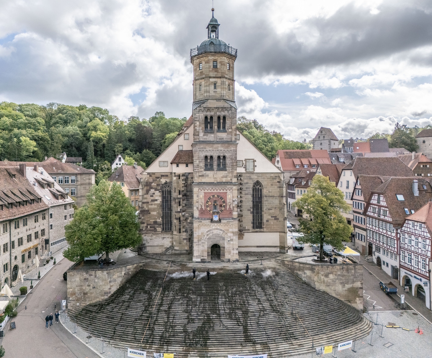 Reinigung der Freitreppe von St. Michael Kärcher setzt auf heissen Dampf