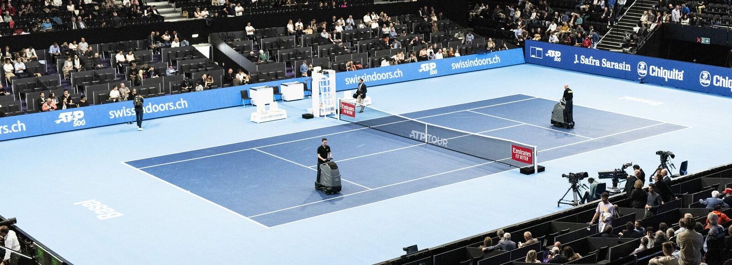 Mehrmals täglich wird der legendäre Center-Court gereinigt, immer in Absprache mit dem Schiedsrichter oder dem ATP-Supervisor. Vogelperspektive auf den Center-Court: Mehrmals täglich wird der legendäre Center-Court gereinigt, immer in Absprache mit dem Schiedsrichter oder dem ATP-Supervisor.