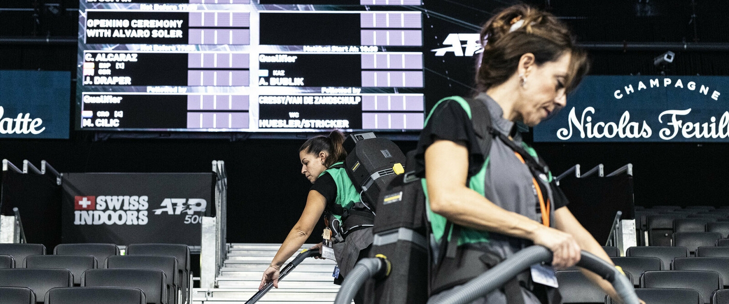 Eine Reinigungs-Crew kümmert sich jeden Tag zusätzlich um alle anderen Bereiche der Swiss Indoors Basel. Eine Reinigungs-Crew kümmert sich jeden Tag zusätzlich um alle anderen Bereiche der Swiss Indoors Basel.