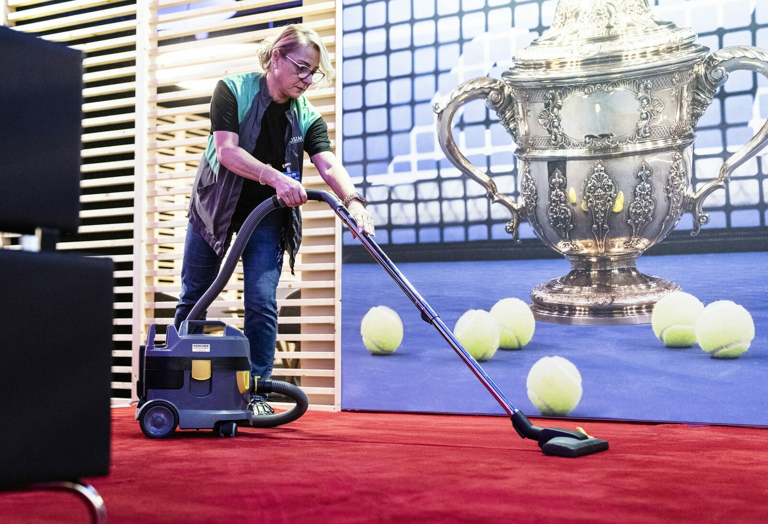 Das Turnier gehört zur Formel 500 der ATP, der Champions League des Tennis. Eine Reinigungskraft die den roten Teppich reinigt: Das Turnier gehört zur Formel 500 der ATP, der Champions League des Tennis.