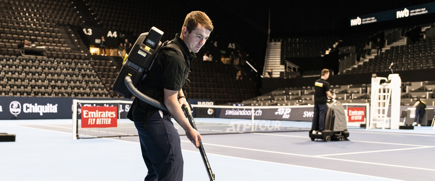 In Ghostbusters-Manier saugen die Court Assistants auch den Spielfeldrand in der Arena blitzblank sauber. In Ghostbusters-Manier saugen die Court Assistants auch den Spielfeldrand in der Arena blitzblank sauber.