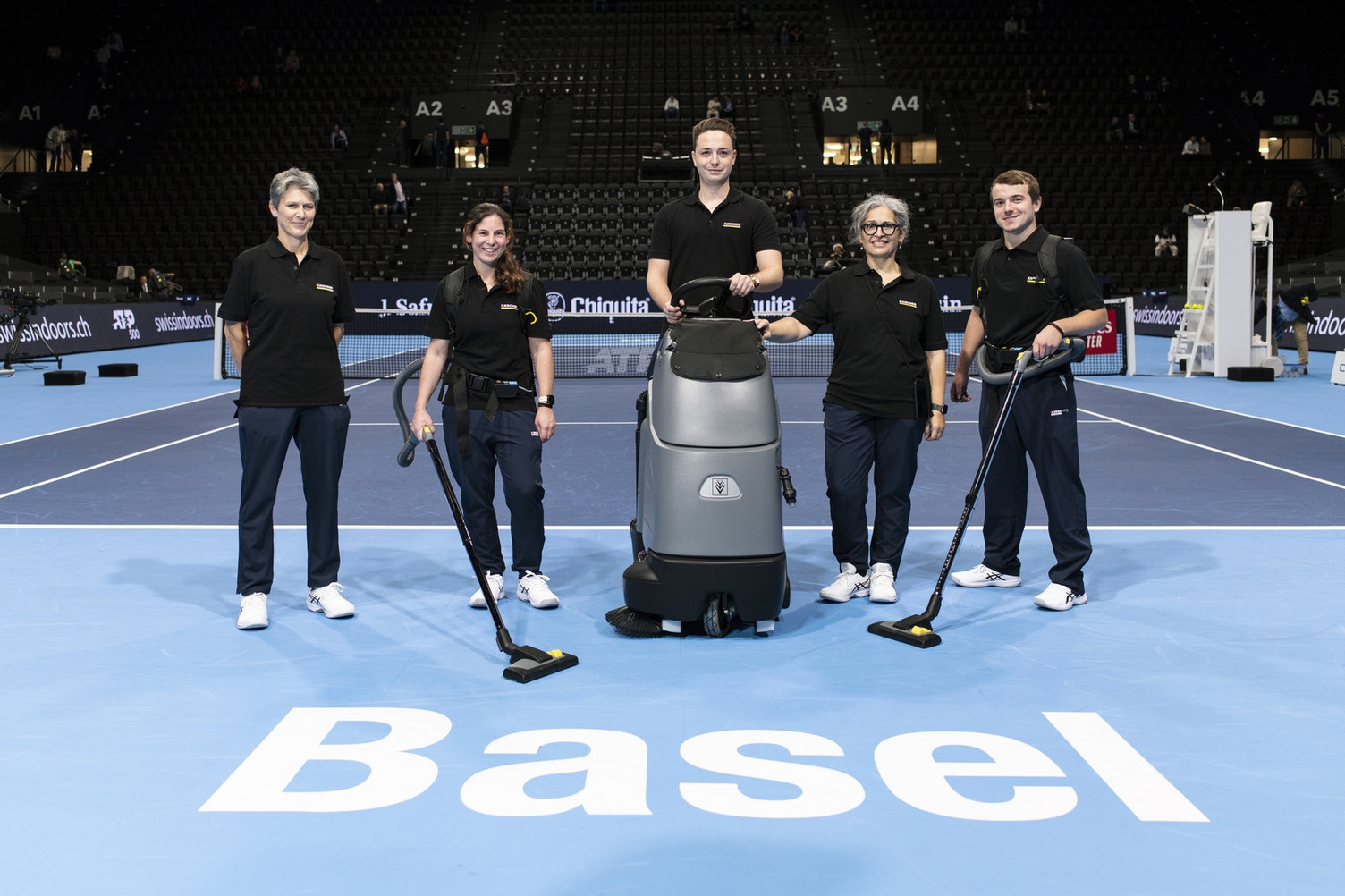 Das Team Platzbetreuung zählt neben Anna Di Maio 15 weitere Tennisfans, die mit Begeisterung bei dem spektakulären Event dabei sind. Foto eines Teil des Reinigungsteams: Das Team Platzbetreuung zählt neben Anna Di Maio 15 weitere Tennisfans, die mit Begeisterung bei dem spektakulären Event dabei sind.
