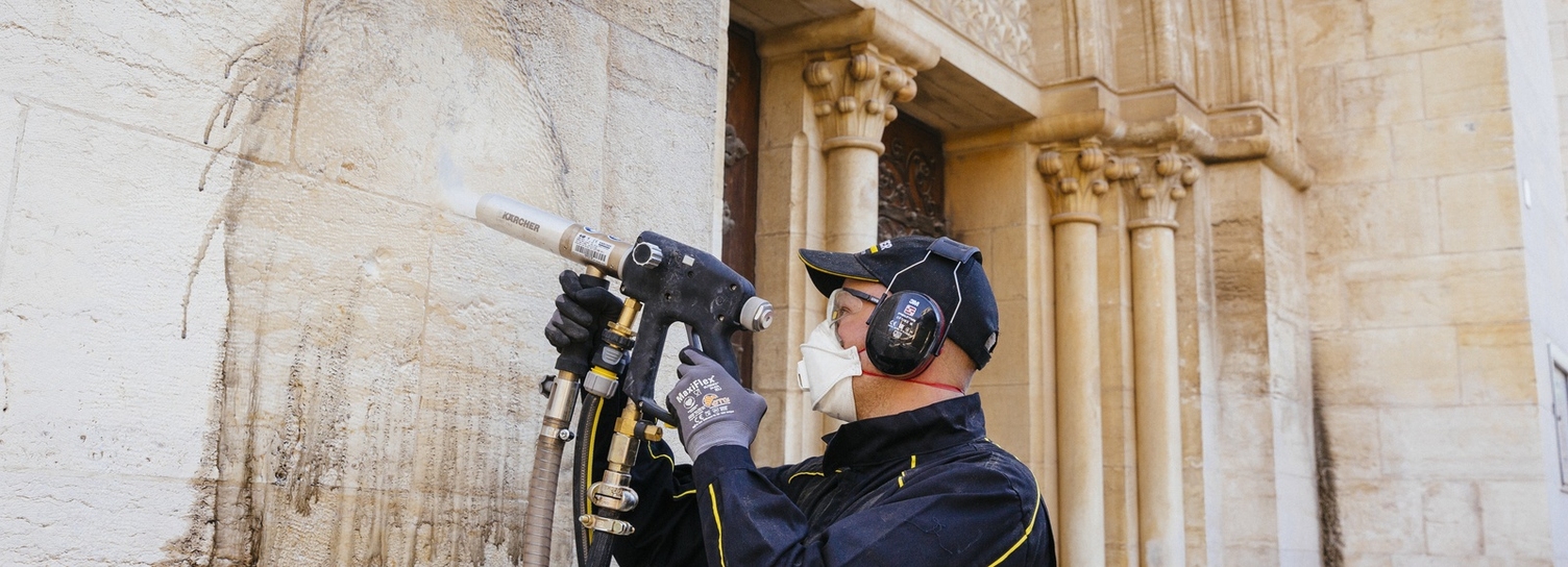 Kärcher entfernt Graffiti von Erlöserkirche in Jerusalem Kärcher reinigte das Himmelskreuz im Luthergarten in Wittenberg im April 2019.
