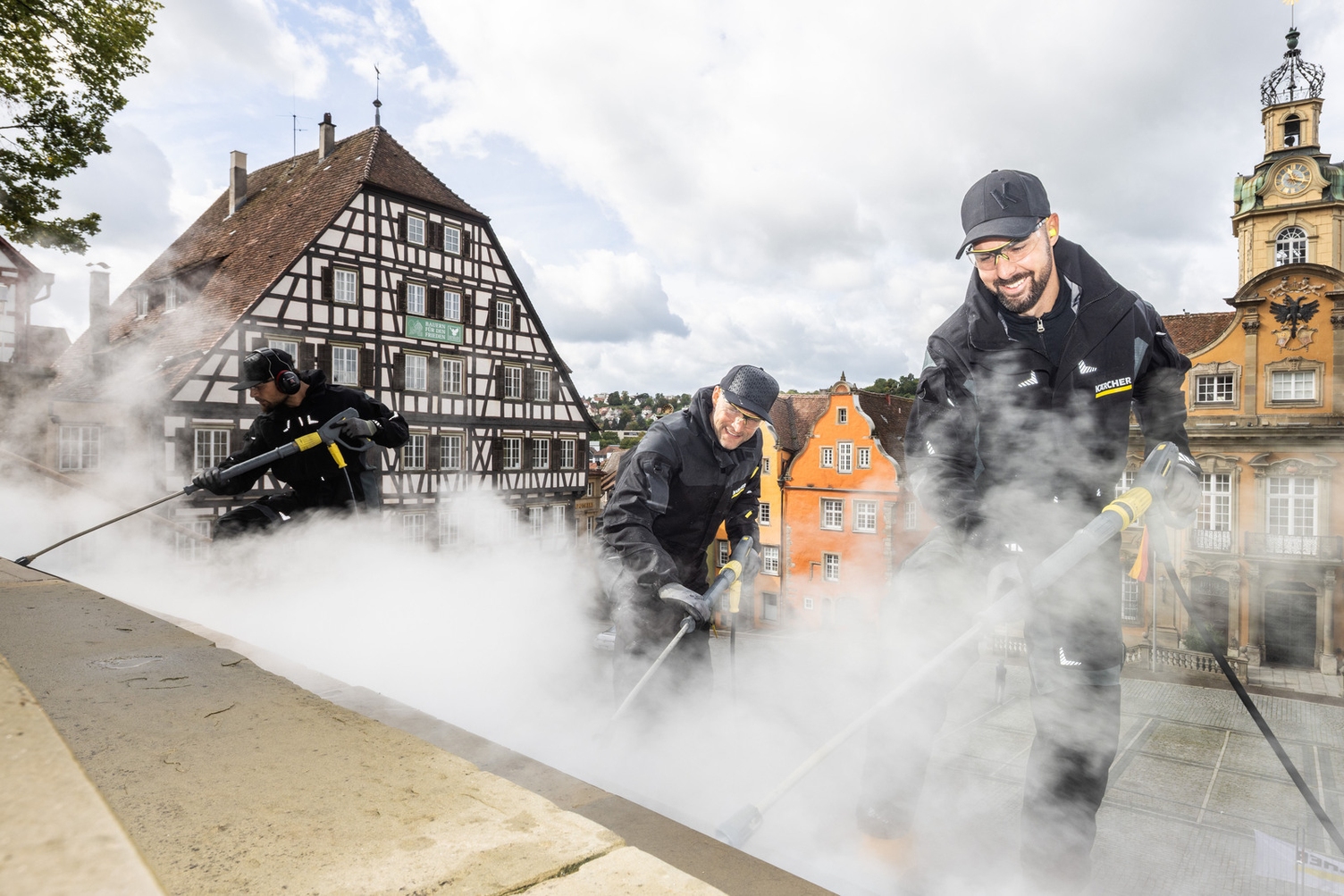 Kärcher-Mitarbeiter reinigen Freitreppe in Schwäbisch Hall Freitreppe mit ihren 53 Stufen ist ein zentraler Ort