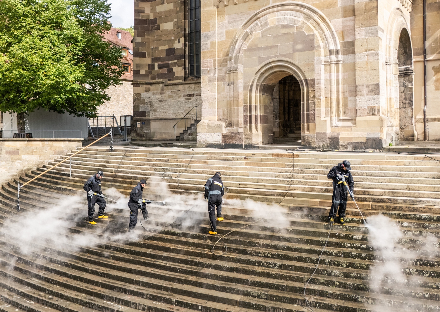 Das Kärcher-Team reinigte die Treppen der St. Michael-Kirche Zum Einsatz kamen Heisswasser-Hochdruckreiniger