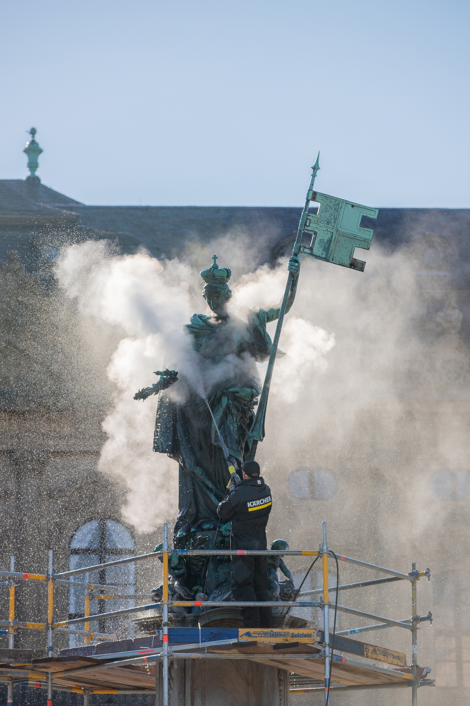 Kärcher reinigte die Bronzefiguren und Kalksteinelemente am Frankoniabrunnen in Würzburg.