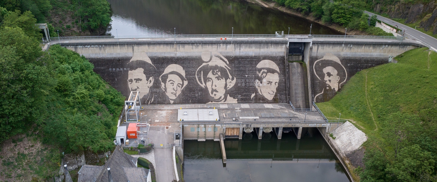 Das Reverse Graffiti auf dem Staudamm von Vianden.