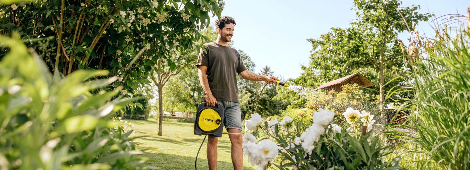 Arroser les fleurs avec les conseils de Kärcher
