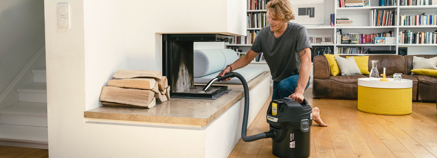 Aspiration du poêle ouvert avec un aspirateur cendre