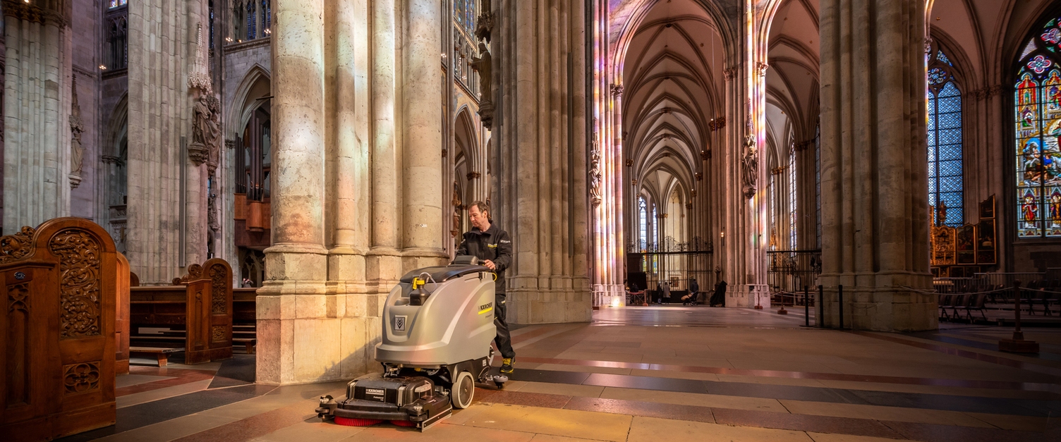 Die Scheuersaugmaschine ist auch auf dem Sandsteinboden im Einsatz.