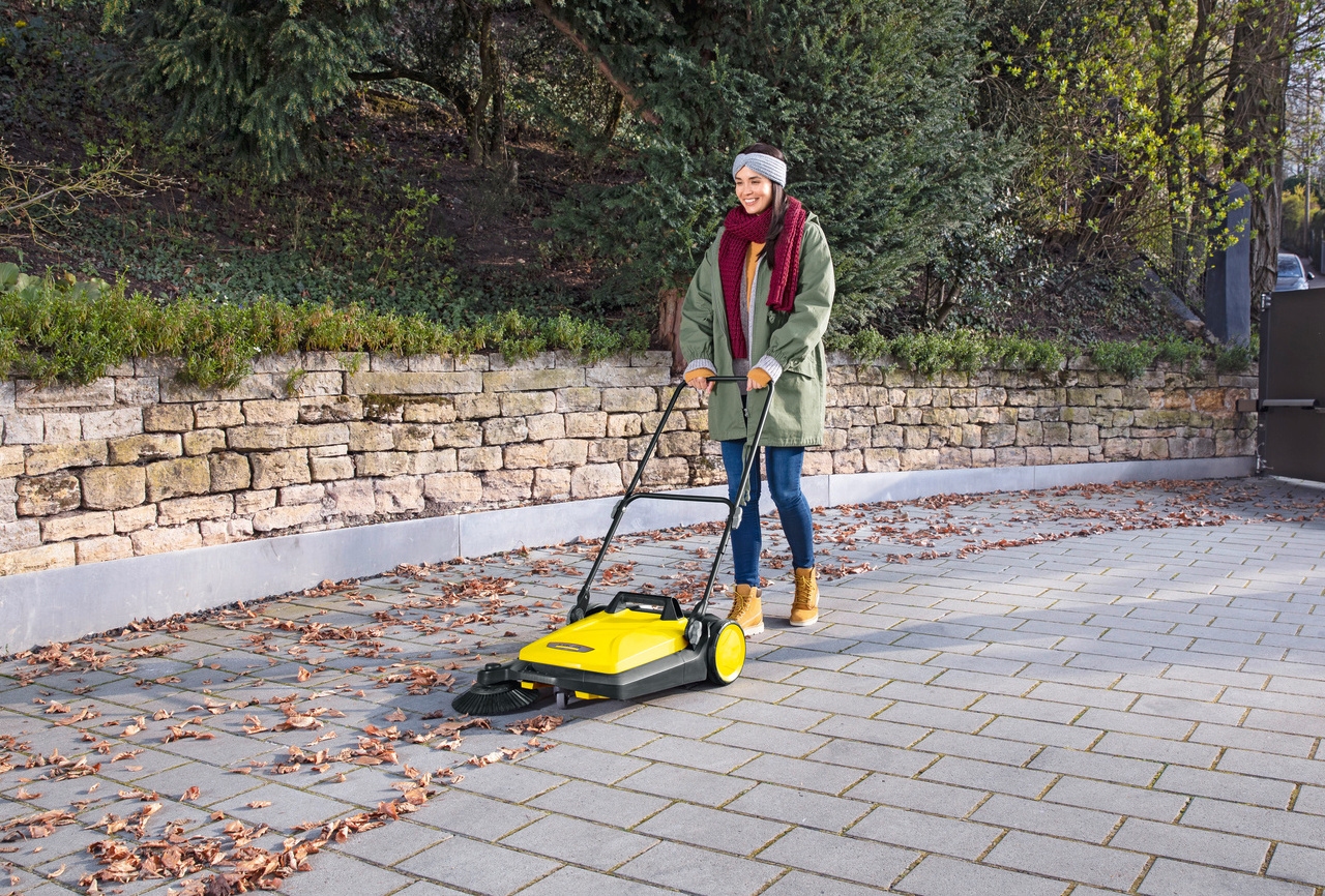 Retirer les feuilles avec une balayeuse Retirer les feuilles avec une balayeuse Kärcher