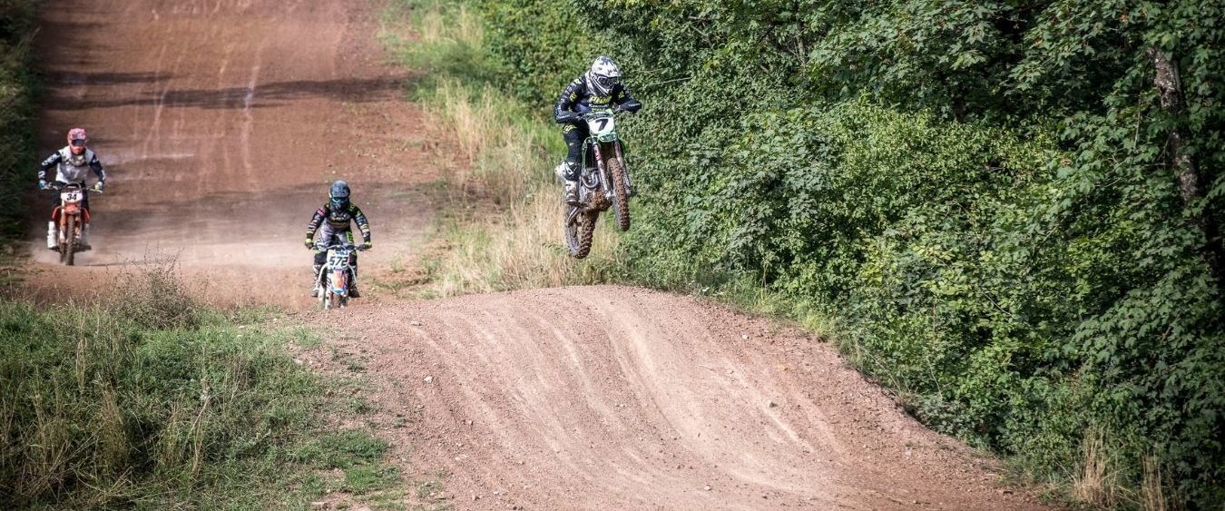 Bis zu 30 Meter weit springen Motocrossfahrer Bis zu 30 Meter weit springen Motocrossfahrer