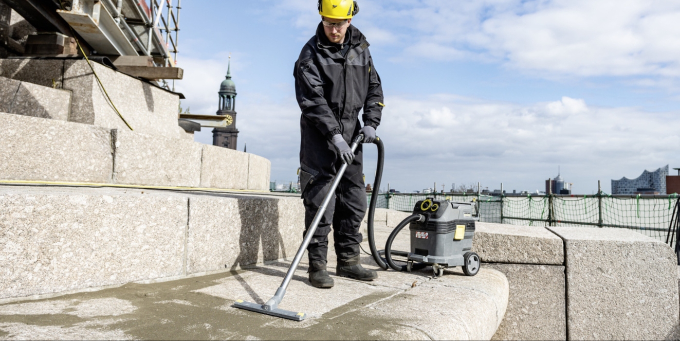 Personne nettoyant un monument avec un aspirateur eau et poussières Kärcher