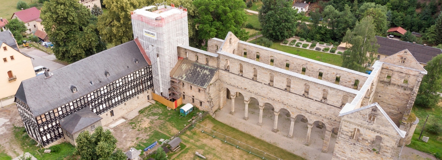 Kärcher reinigte den Südturm des Klosters Paulinzella.