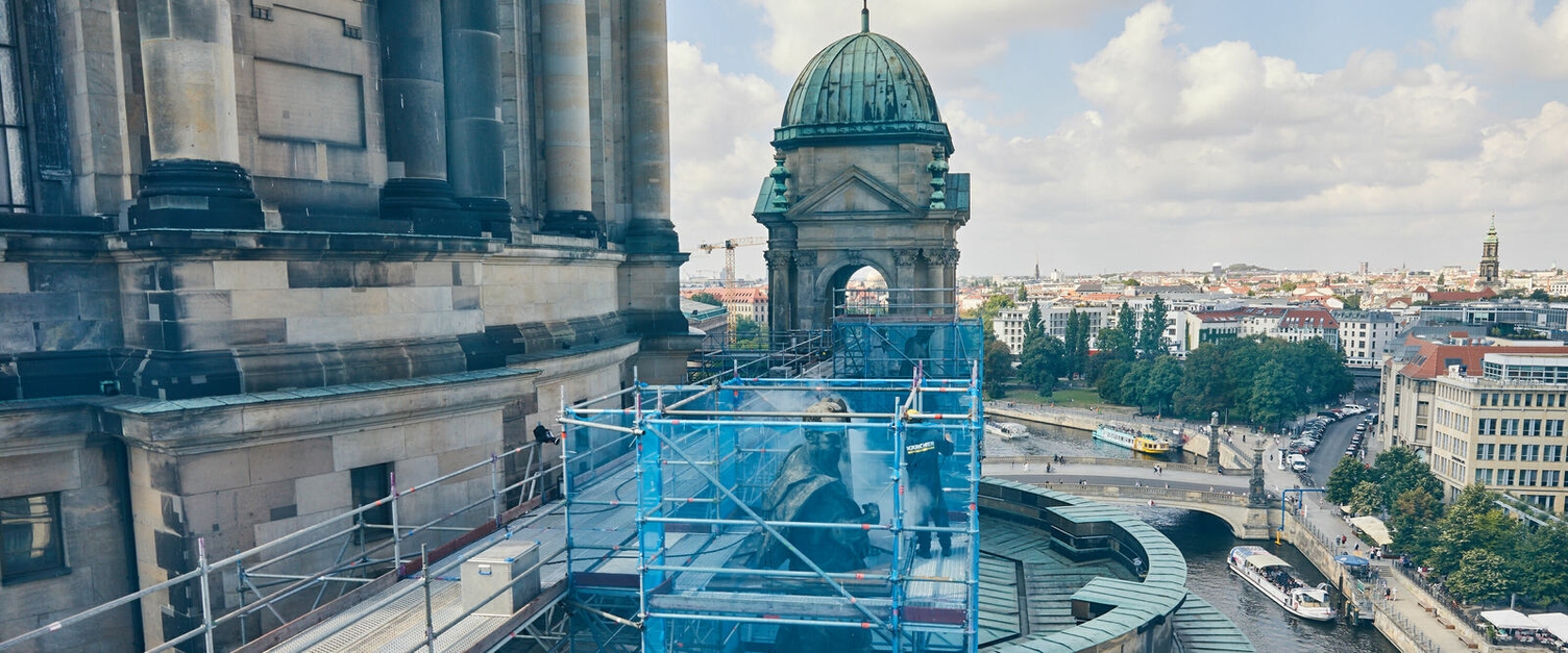 Die Figuren wurden mit Blick über die Dächer von Berlin gereinigt