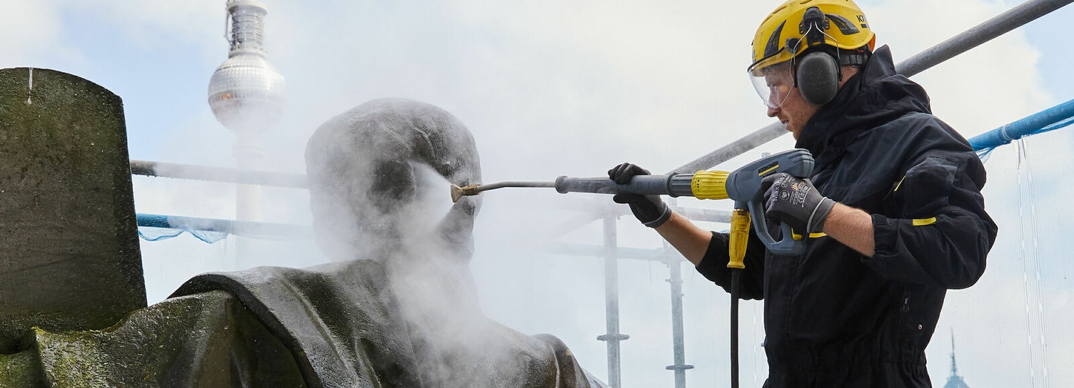Reinigung der Statuen am Berliner Dom