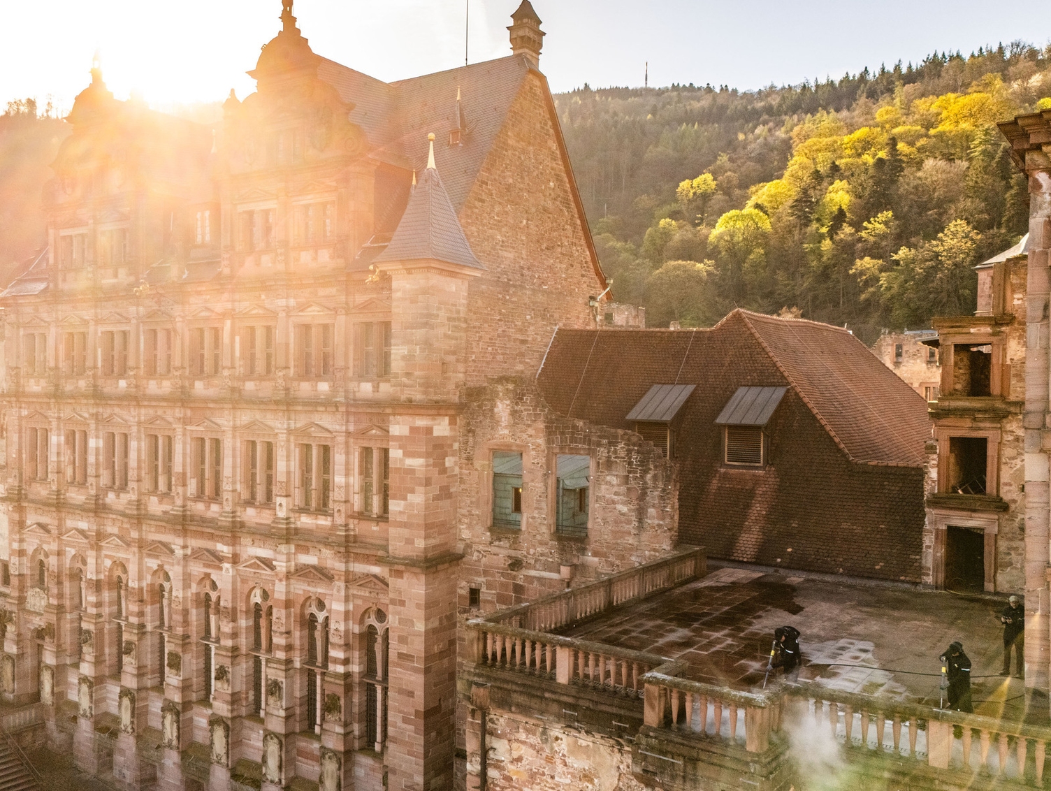 Mitarbeiter von Kärcher reinigen das Heidelberger Schloss Mitarbeiter von Kärcher reinigen das Heidelberger Schloss