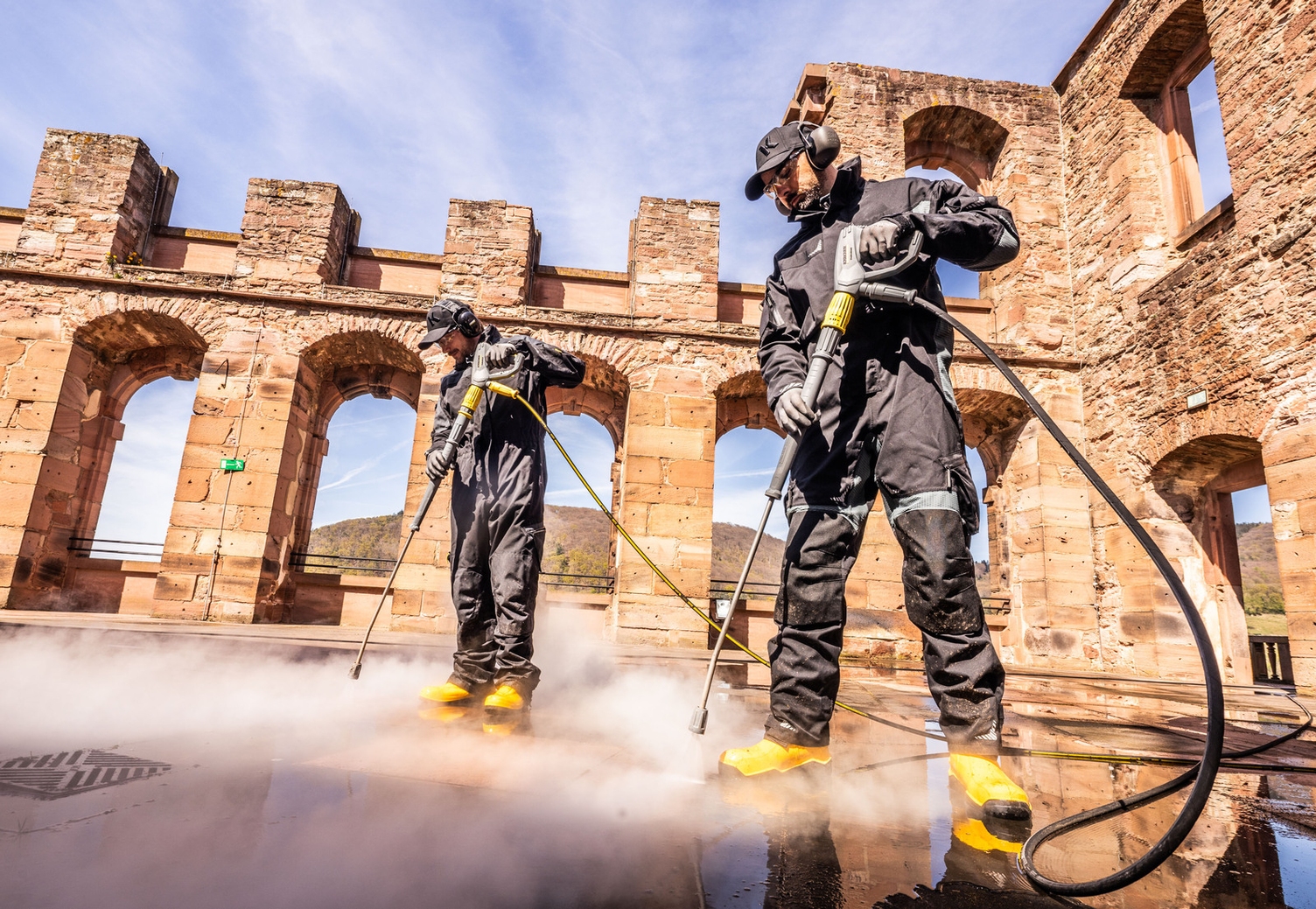 Das Kärcher-Team reinigte die Böden im Englischen Bau und auf dem Kleinen Altar des Heidelberger Schlosses Das Kärcher-Team reinigte die Böden im Englischen Bau und auf dem Kleinen Altar des Heidelberger Schlosses