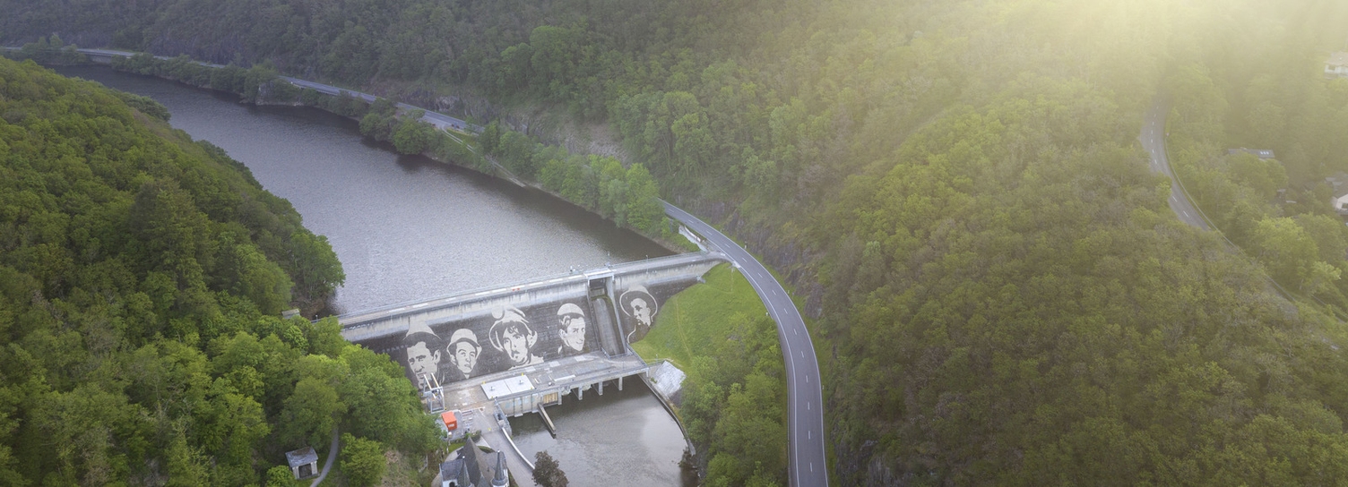 Reverse Graffiti von Kärcher und Klaus Dauven auf Staudamm in Luxemburg