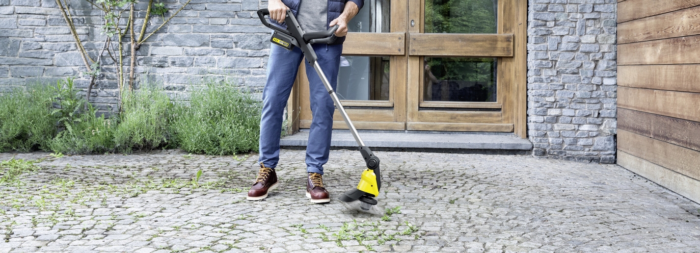 Nettoyer les pavés Nettoyer les pavés avec le désherbeur WRE de Kärcher