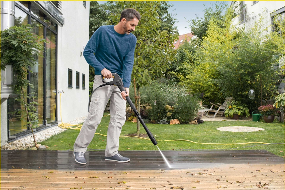 Nettoyage de la pelle avec la lance d'arrosage Vario-Power Les outils de jardinage se nettoient rapidement avec le nettoyeur haute pression Kärcher