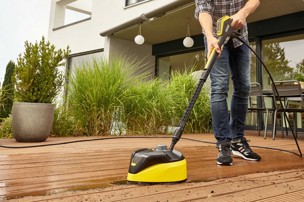 Person reinigt Terrasse mit T-Racer Flächenreiniger Unsere T-Racer Flächenreiniger sind die optimale Lösung für die effiziente Reinigung.