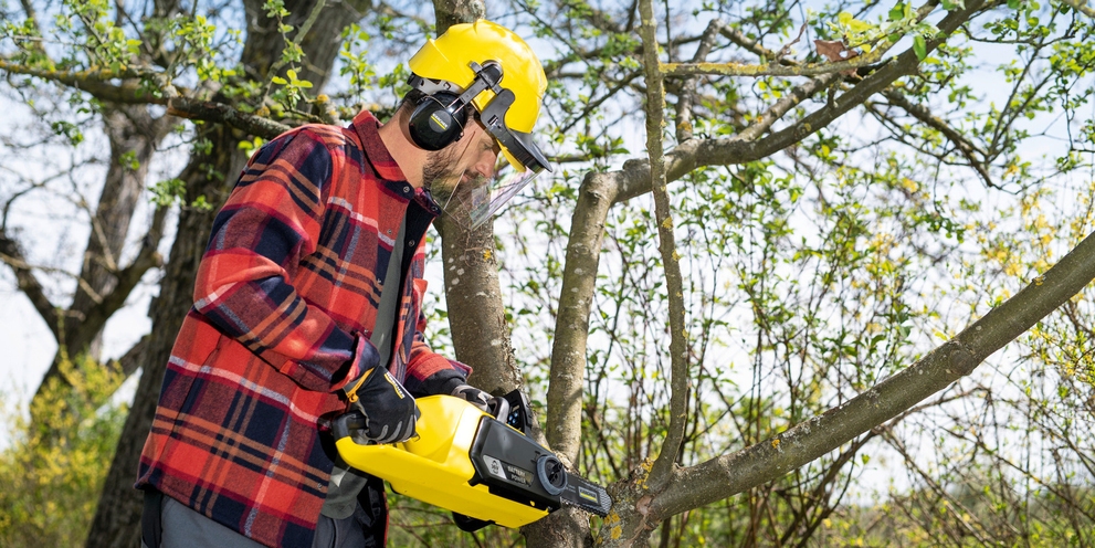 Équipement de protection contre les coupures pour la taille des arbres Équipement de protection contre les coupures pour la taille des arbres avec la tronçonneuse sans fil Kärcher