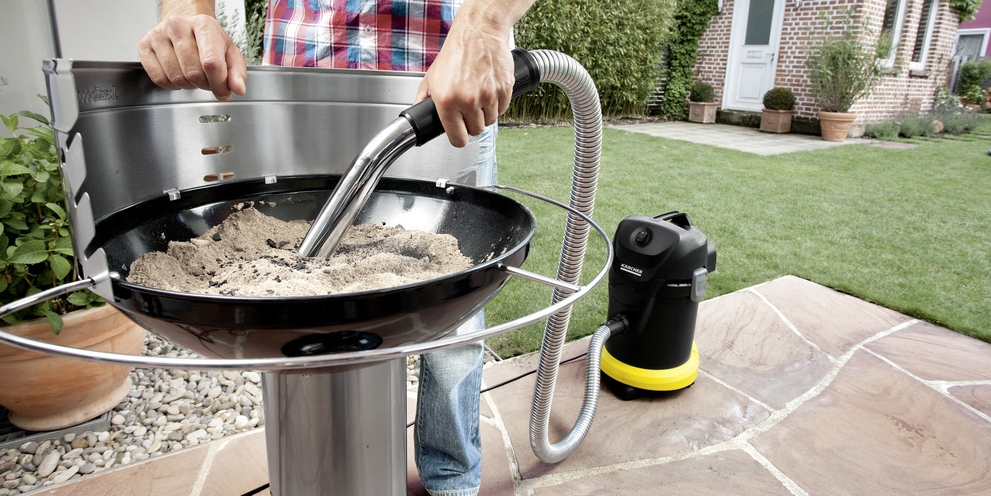 Asche wird mit dem Kärcher AD aus einem Grill gesaugt