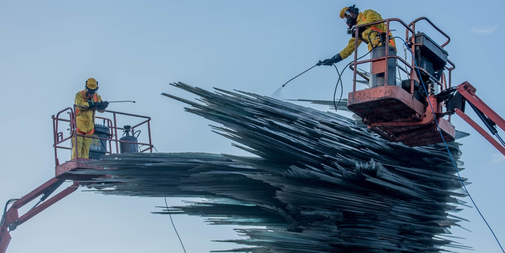 Das Team von Kärcher hoch in der Luft beim Reinigen