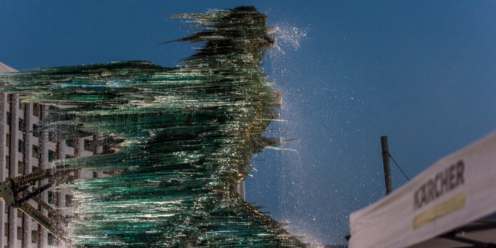 Kärcher reinigte die Glasskulptur Dromeas im Zentrum von Athen