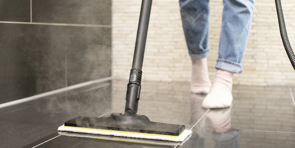Bodenreinigung mit einem Kärcher Dampfreiniger Der Dampfreiniger sorgt für hygenische Sauberkeit