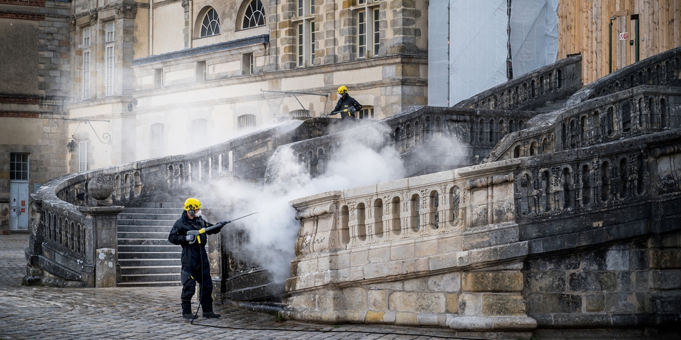 Entfernung des biogenen Bewuchses an der Hufeisentreppe Kärcher reinigt das Schloss Fontainebleau mit Heisswasser-Hochdruckreiniger