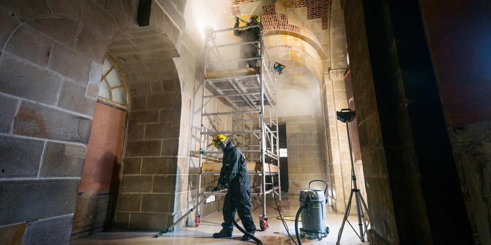 Entfernung von Kalkablagerungen im Mikropartikelstrahlverfahren Kärcher reinigt das Schloss Fontainebleau mit Dampfreinigern