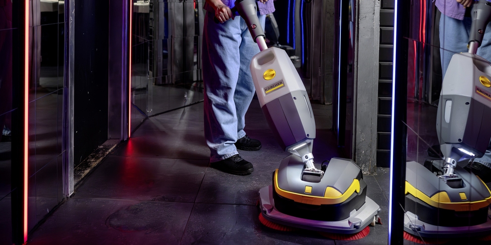 Autolaveuse aspirante K-Mop 46 La poignée réglable en hauteur lui permet de s'adapter à toutes les tailles