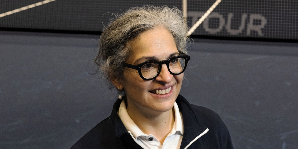 Anna Di Maio hat sich ihren Traum erfüllt und ist seit 20 Jahren für die Betreuung des legendären Center-Courts zuständig. Porträtfoto einer lächelnden Anna Di Maio: Anna Di Maio hat sich ihren Traum erfüllt und ist seit 20 Jahren für die Betreuung des legendären Center-Courts zuständig.