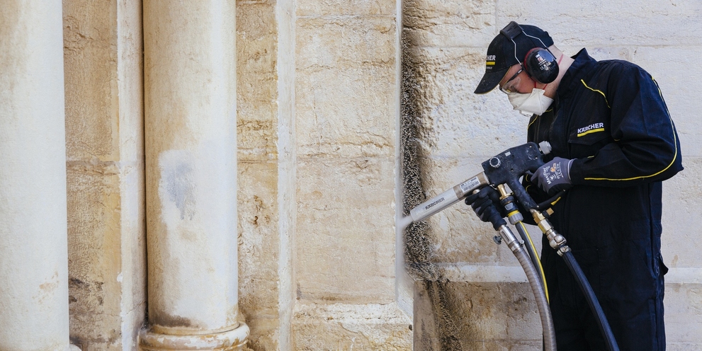 Kärcher entfernt Graffiti von Erlöserkirche in Jerusalem Kärcher entfernt Graffiti von Erlöserkirche in Jerusalem