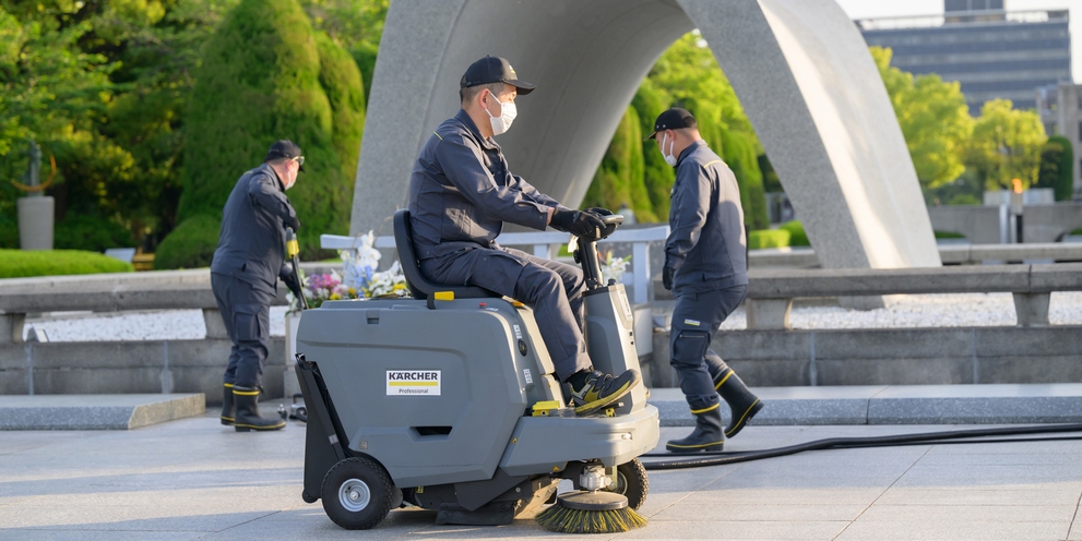 REINIGUNG DES FRIEDENSPARKS VON HIROSHIMA