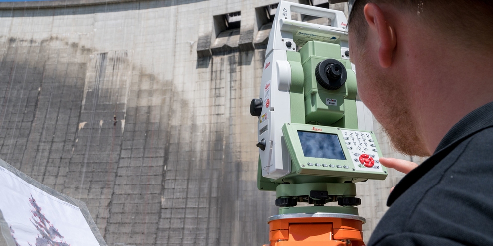 Vermessungstechniker markierten die Punkte in der Wand mit Lasern Vermessungstechniker markierten die Punkte in der Wand mit Lasern