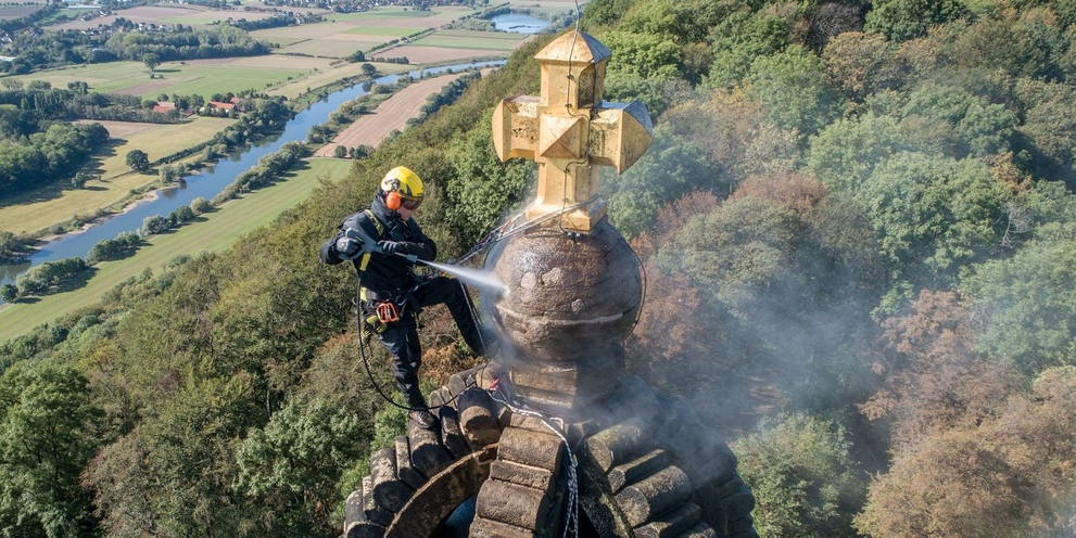 Heisswasser-Hochdruckreinigung zur Beseitigung von organischen Verschmutzungen Kaiser-Wilhelm-Denkmal in Porta Westfalica mit Heisswasser-Hochdruck gereinigt