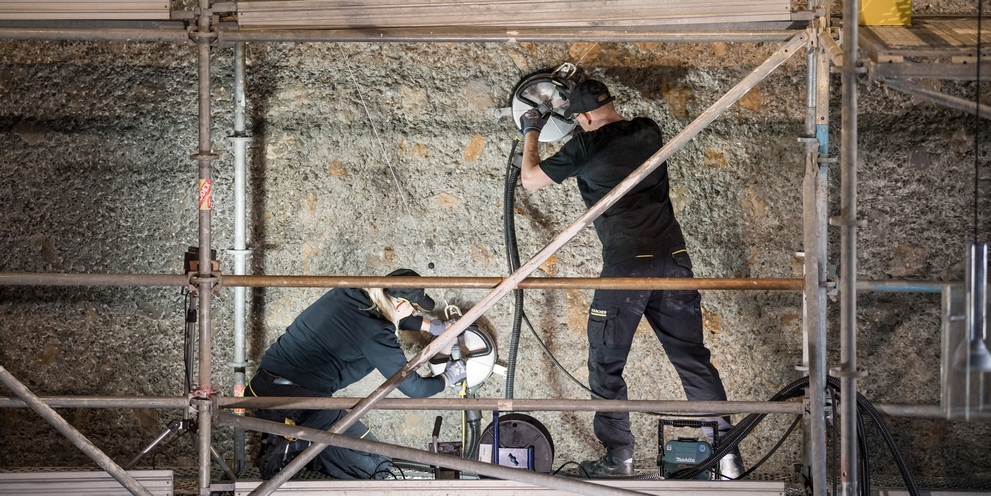 Auf der gespitzten Betonwand hatten sich hartnäckige Ablagerungen gebildet Auf der gespitzten Betonwand hatten sich hartnäckige Ablagerungen gebildet