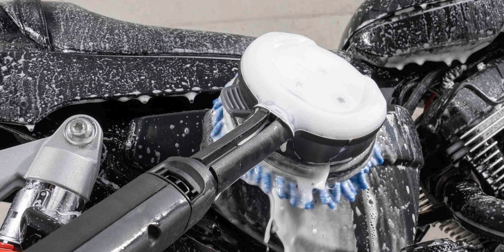 Motorrad mit einer rotierenden Waschbürste von Kärcher waschen