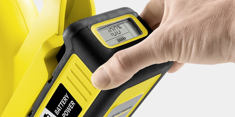 Affichage moderne Une main sur la batterie avec écran LCD