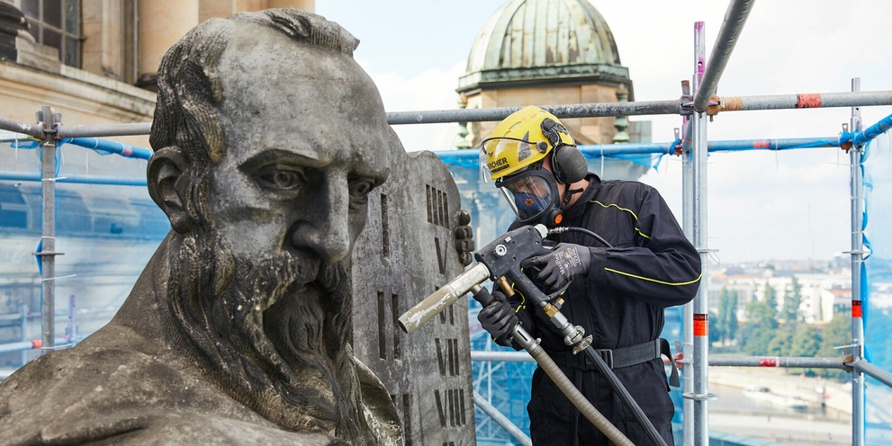Niederdruck-Partikelstrahlen im Einsatz am Berliner Dom