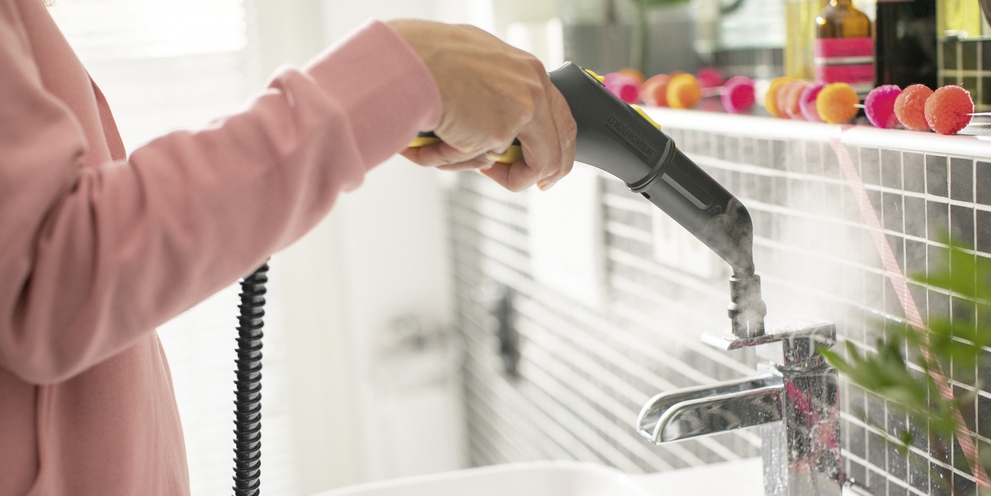 Badreinigung mit einem Kärcher Dampfreiniger Dampfreiniger machen einen perfekten Job