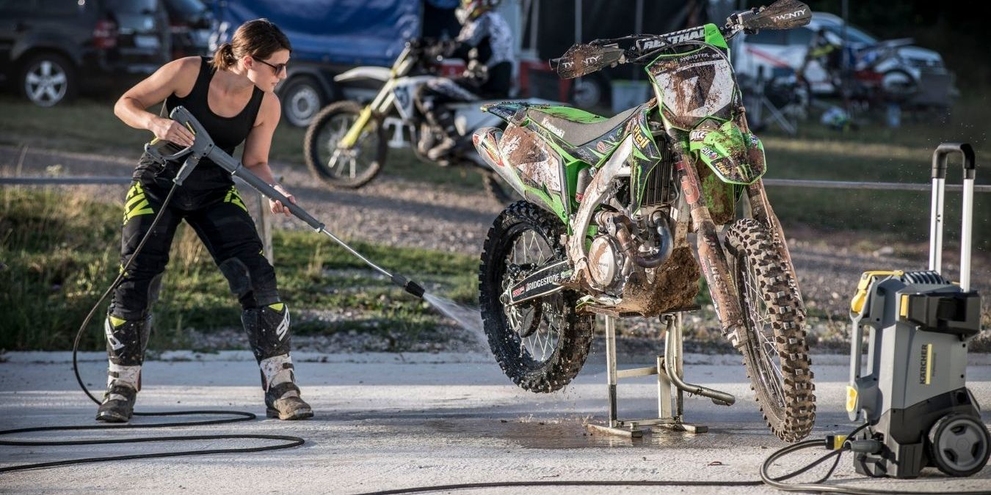 Vanessa Helpert reinigt die Motorräder mit einem Hochdruckreiniger von Kärcher Vanessa Helpert reinigt die Motorräder mit einem Hochdruckreiniger von Kärcher