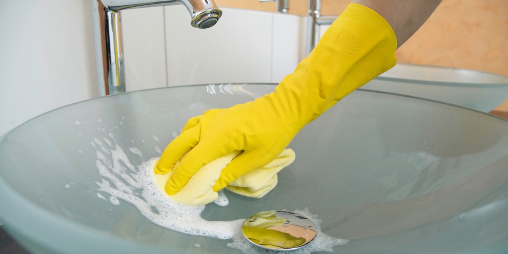 Essuyer le lavabo avec les bonnettes microfibres de Kärcher
