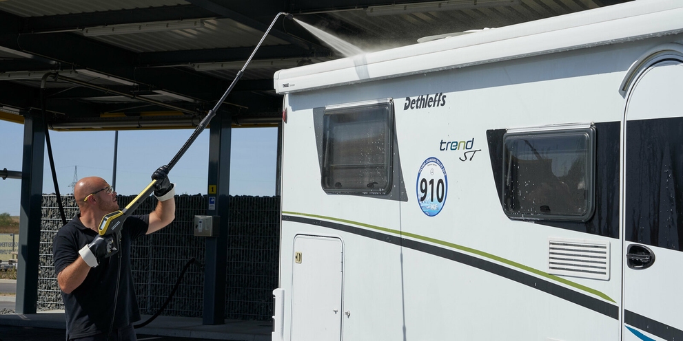 Wohnmobil mit Hochdruck und Teleskopstrahlrohr reinigen Ein Mann verwendet zur Dachreinigung seines Wohnmobils ein Kärcher Teleskopstrahlrohr