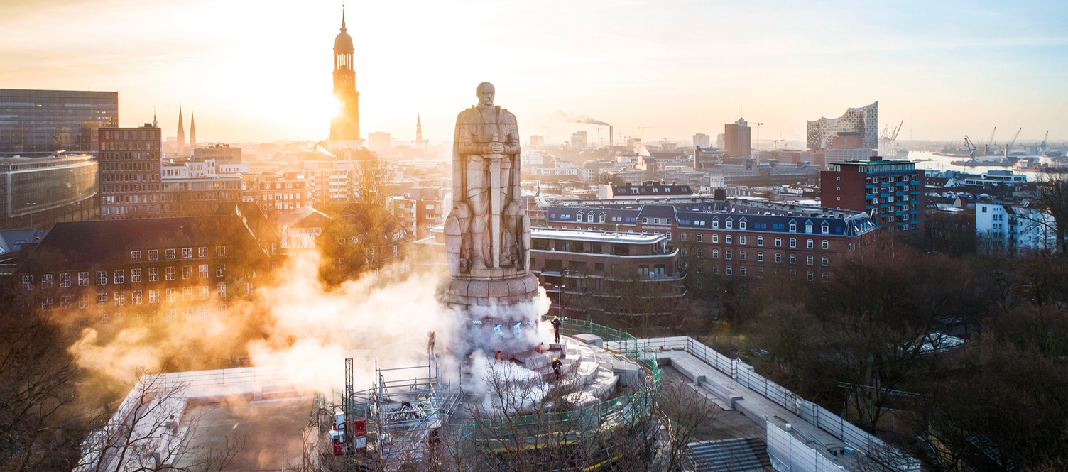 Bismarck-Denkmal wird von Kärcher im Abendlicht gereinigt