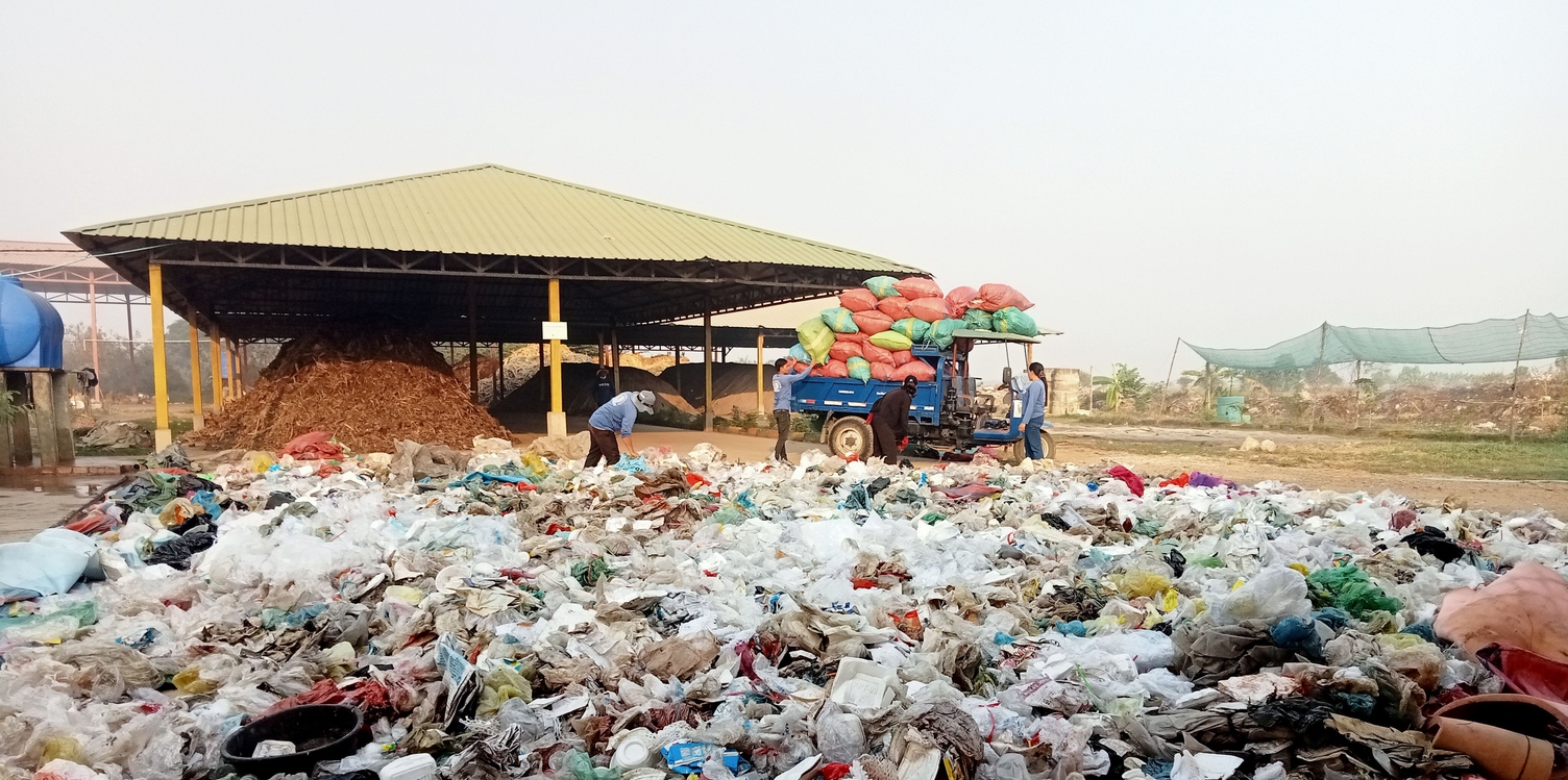 Mülldeponie mit zahlreichen Plastiksäcken
